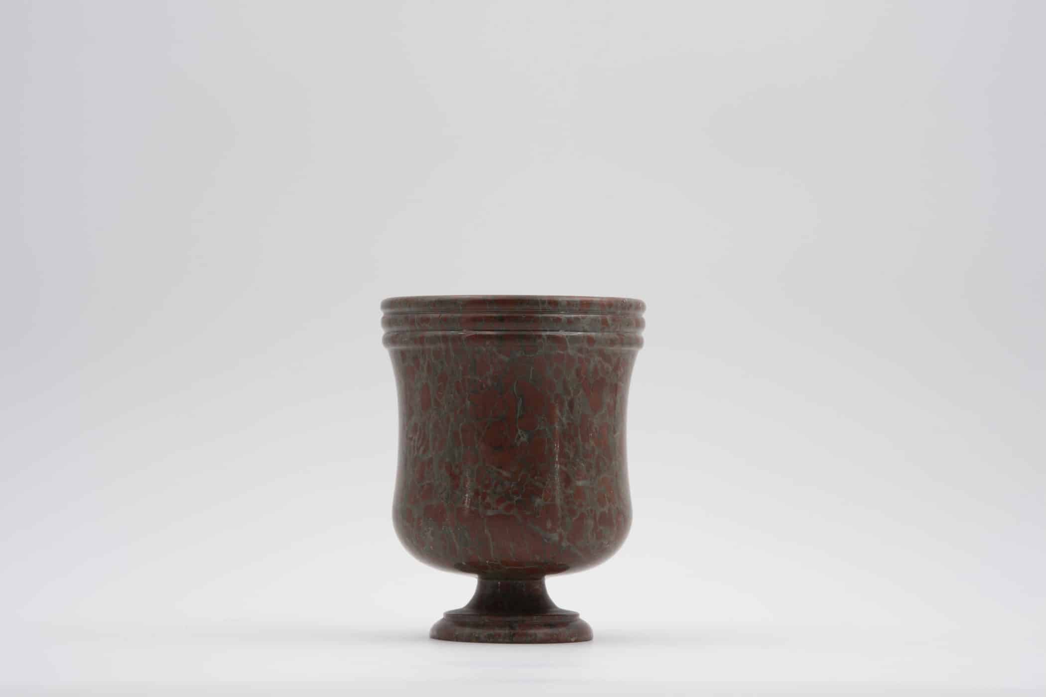 Vase en marbre rouge. XIXe siècle.