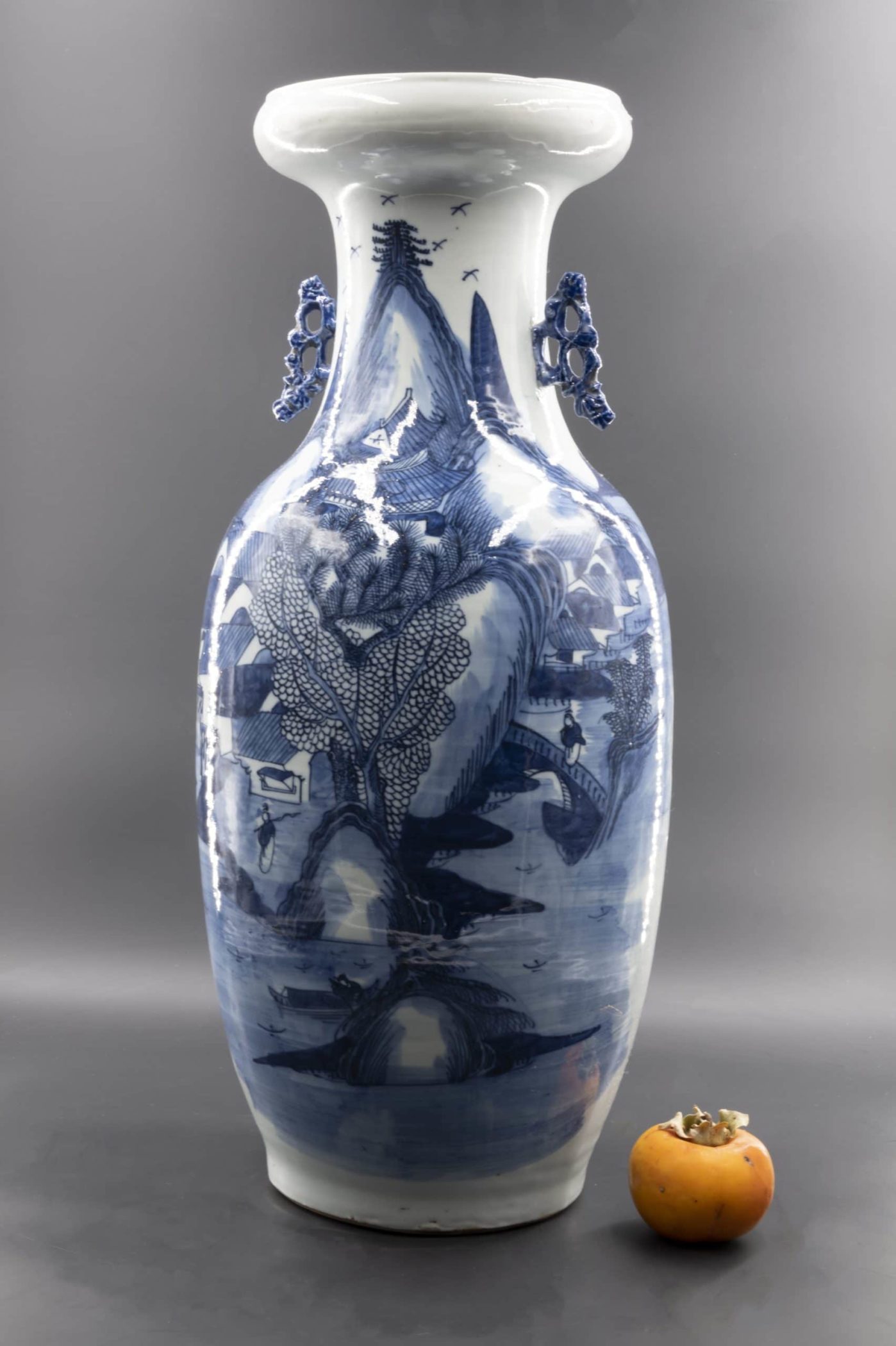 Vase chinois shanshui bleu et blanc, XIXe siècle.
