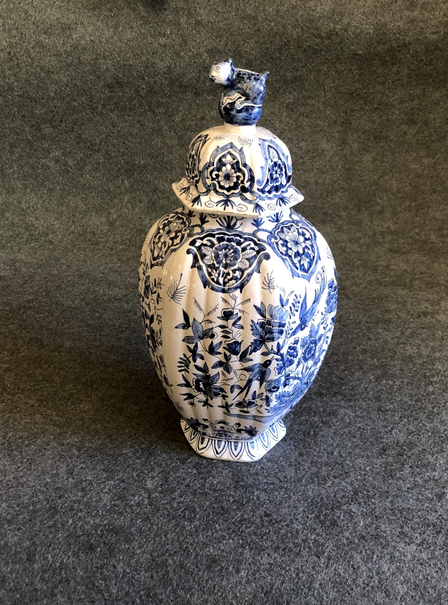 Vase ou potiche en céramique vernissée dans le goût chinois, XIXe siècle.