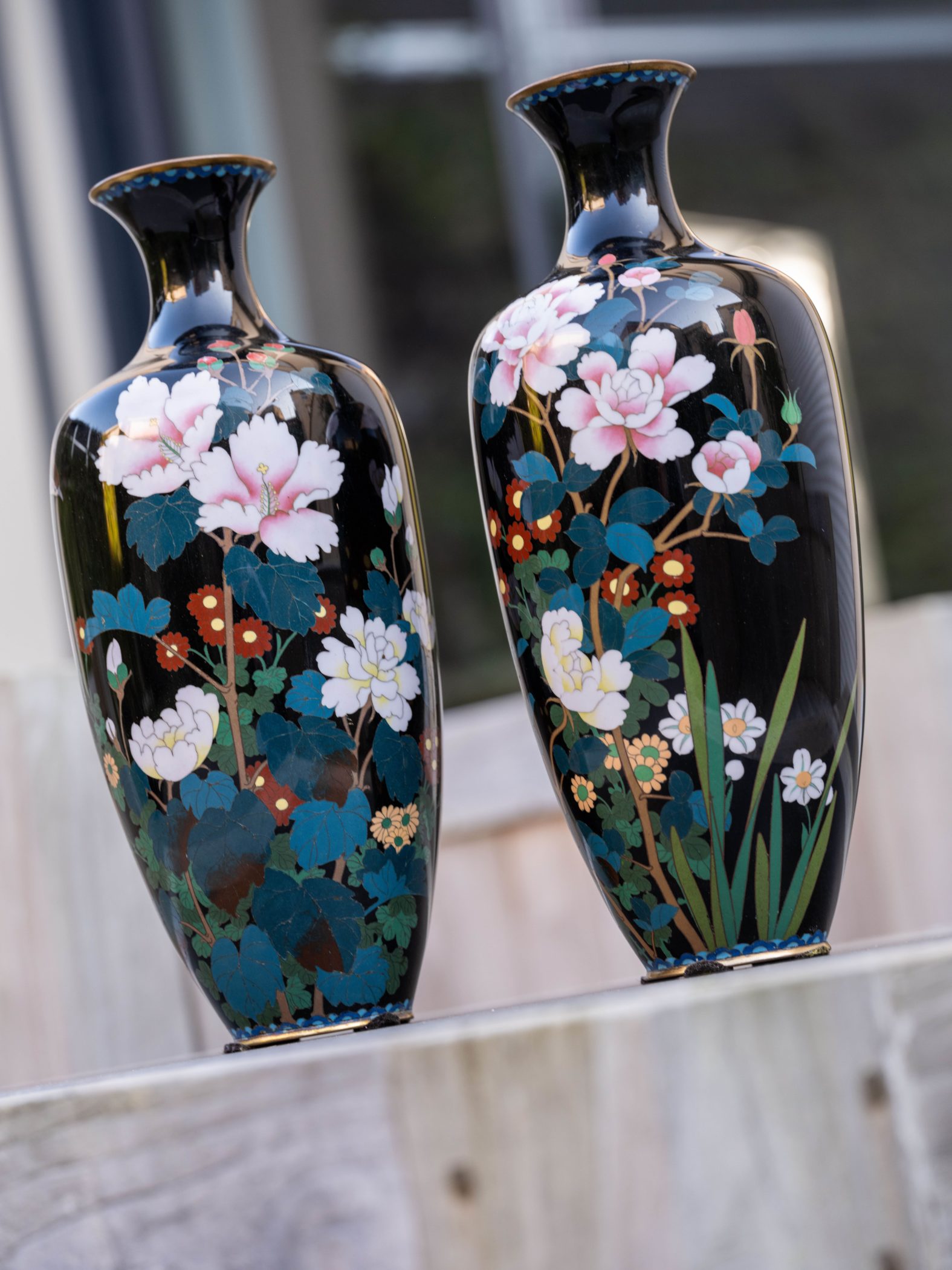 Paire de vases cloisonnés chinois, XIXe siècle.