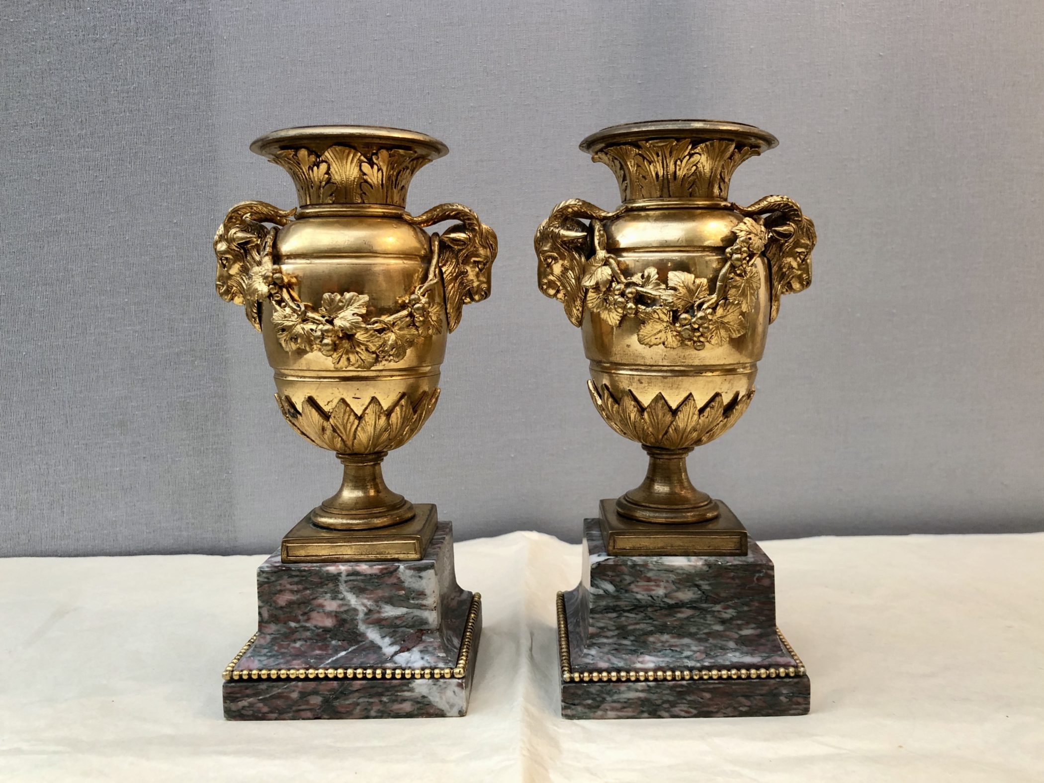 Paire d’urnes en bronze doré style Louis XVI, XIXe siècle