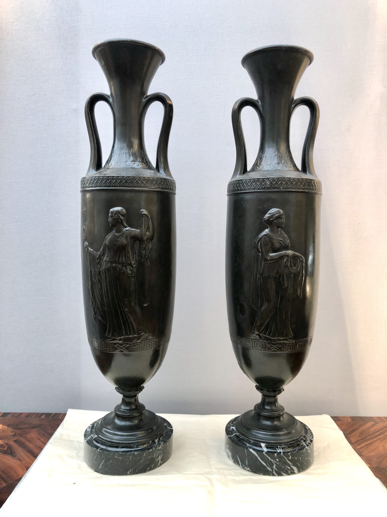 Paire de vases néoclassiques en bronze. France, XIXe siècle