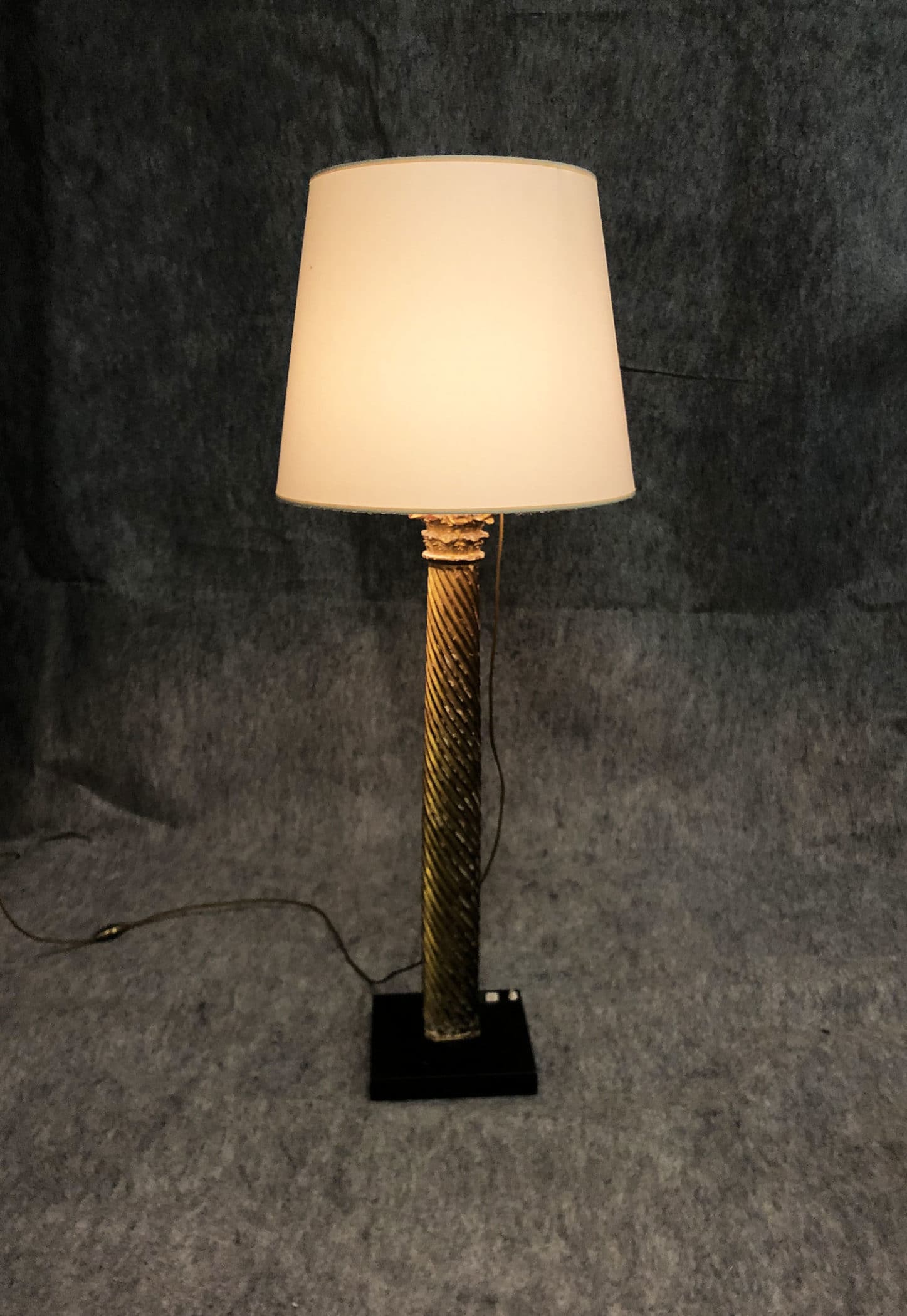 Lampe en bois doré, XXe siècle