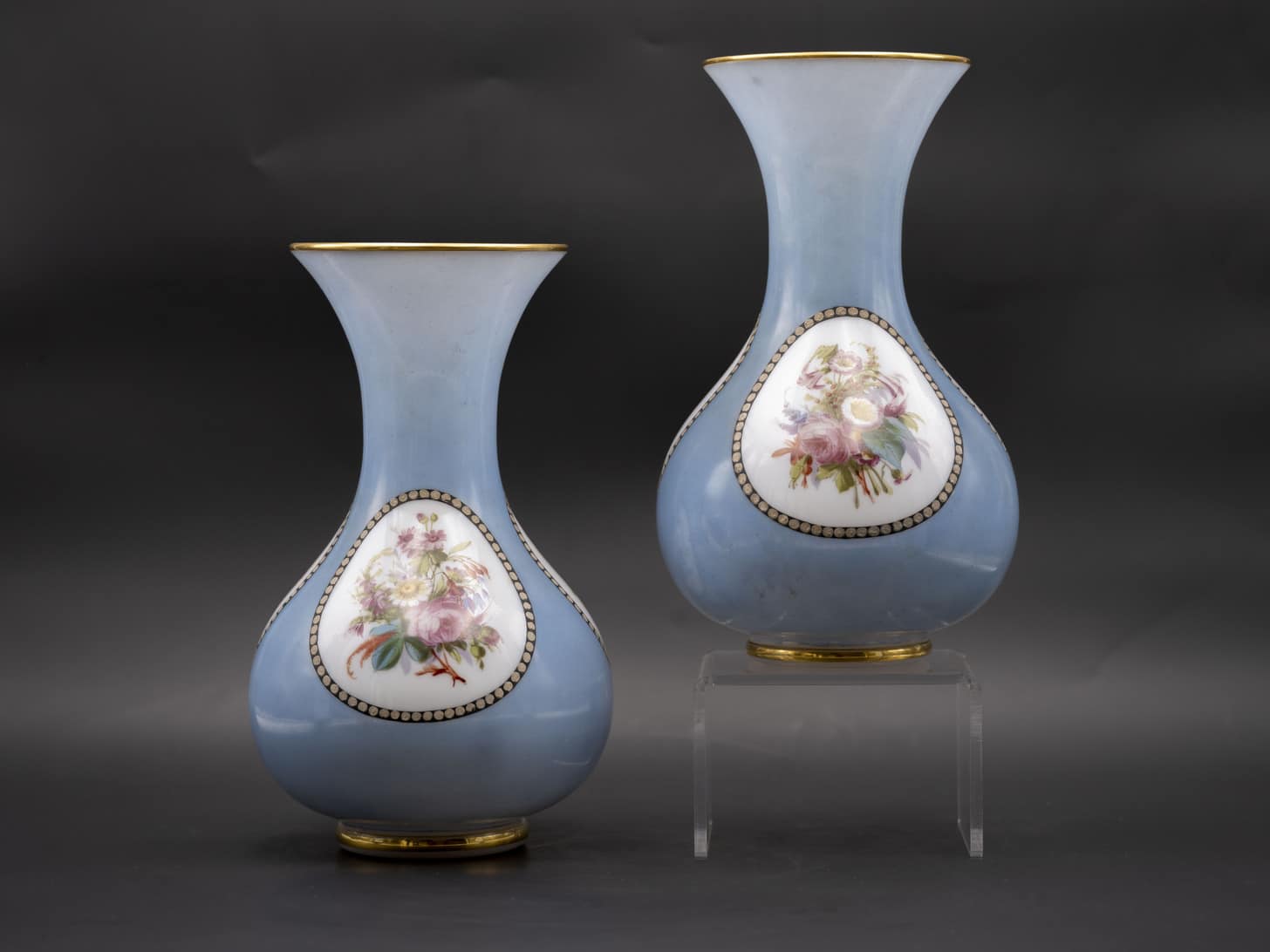 Paire de vases en opaline doublée blanche et bleue, XIXe siècle