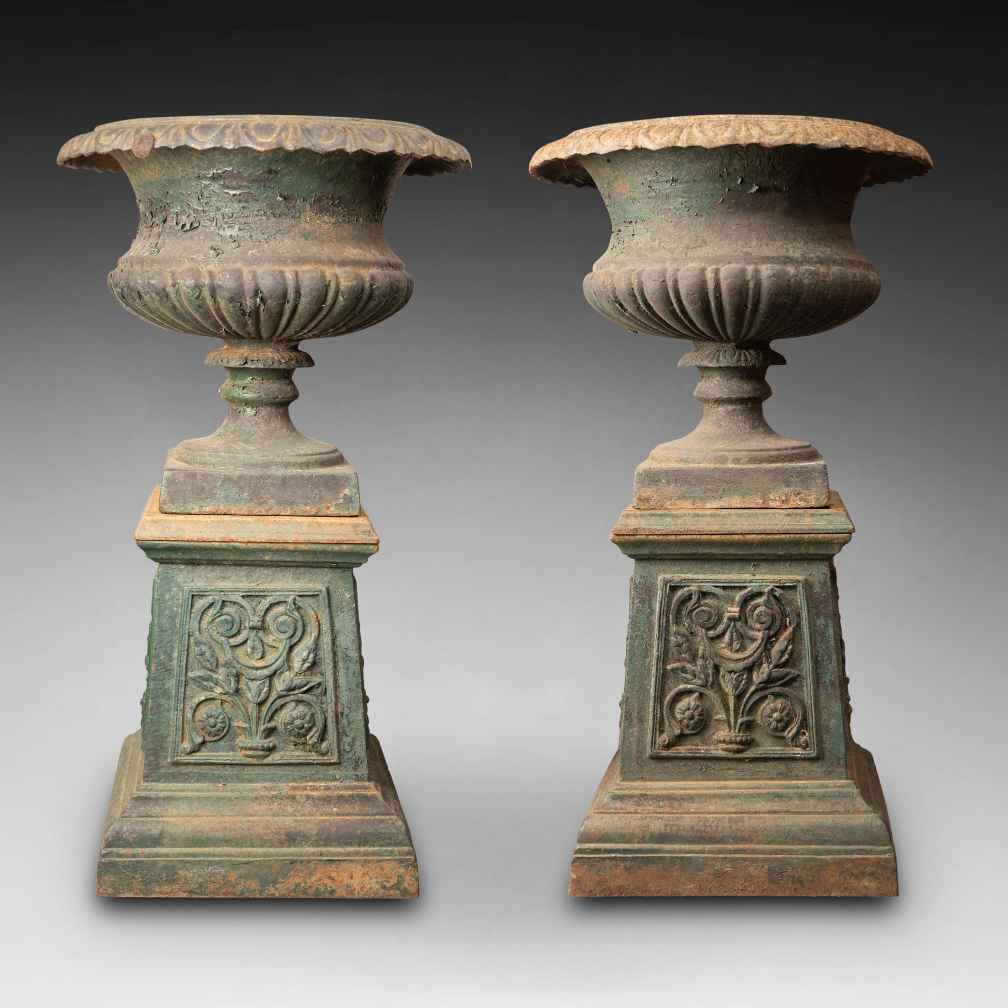 Paire de vases Médicis en fonte, XIXe siècle
