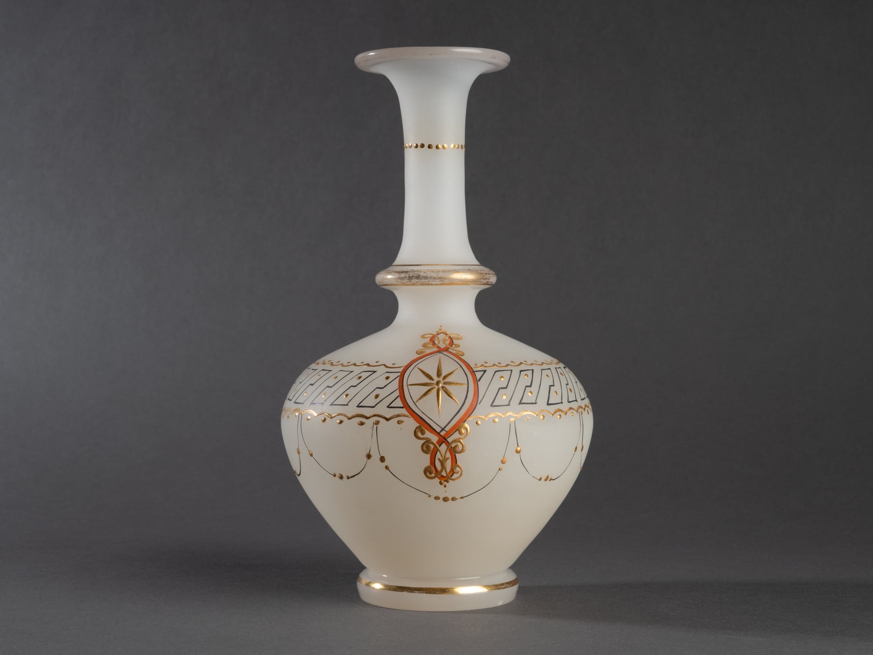 Vase en opaline pâte de riz, XIXe siècle