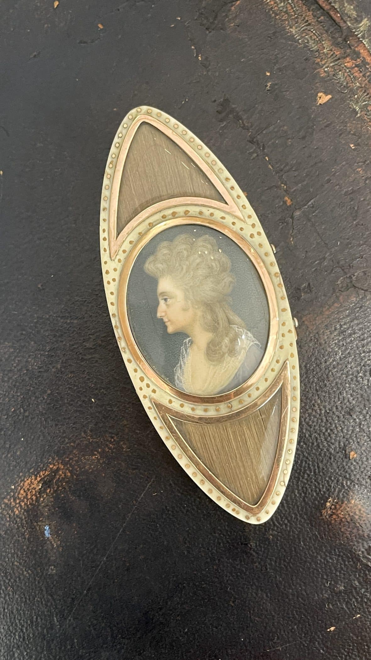 Petite boîte en ivoire, or et cheveux, XVIIIe siècle